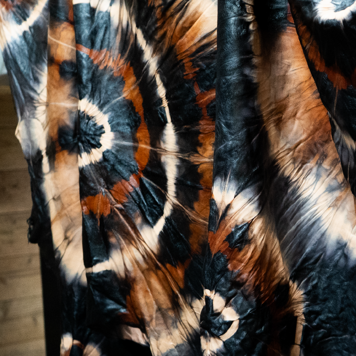 Tie-dyed patterned leather material